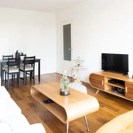 Spacious Close To Nation شقة